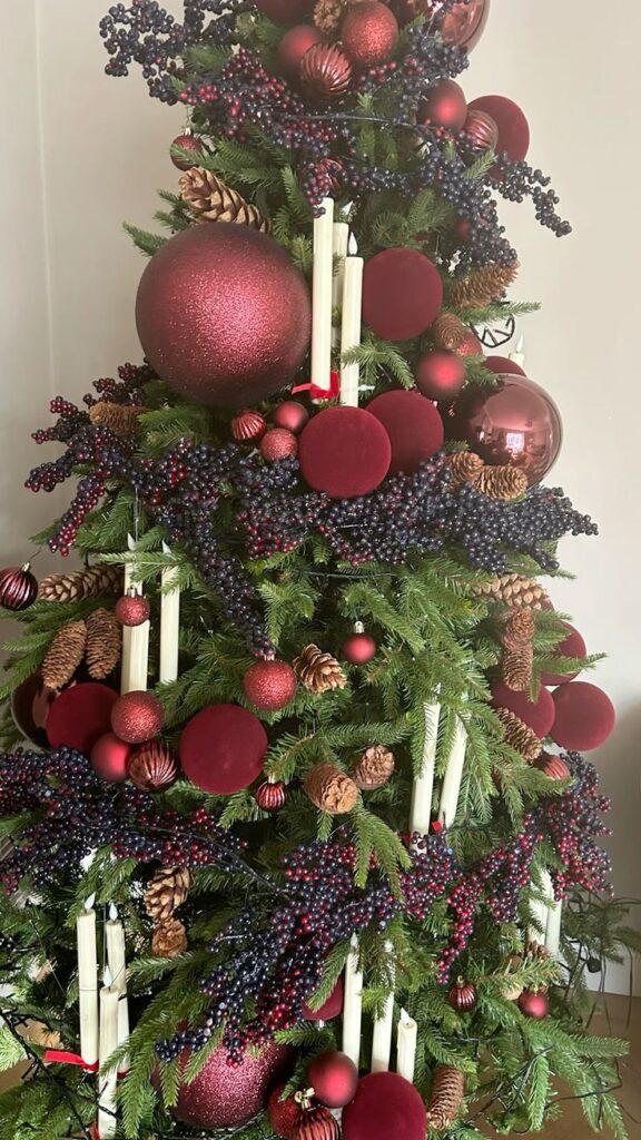 17 Velvet Christmas Tree Decor Ideas 13 velvet christmas tree 13