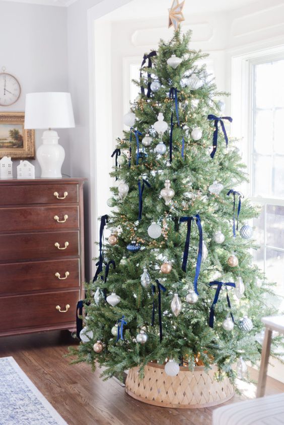 17 Velvet Christmas Tree Decor Ideas 7 velvet christmas tree 4